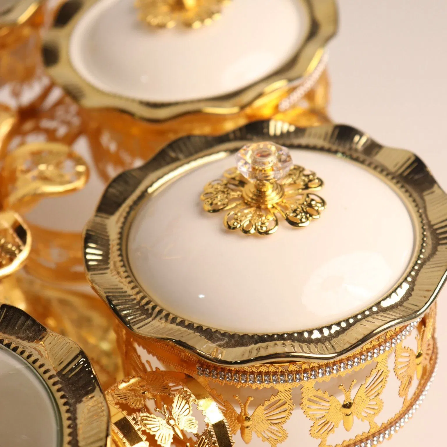 Home Ornament Gold-Plated Iron Frame with Large Size 6-Panel Gold Ceramic Bowl