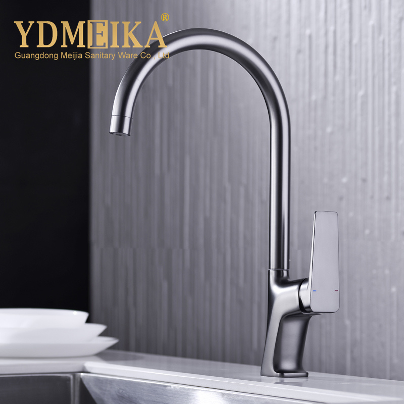 Brass Single Lever 360 Rotatable Cold and Hot Water Kitchen Sink Faucet