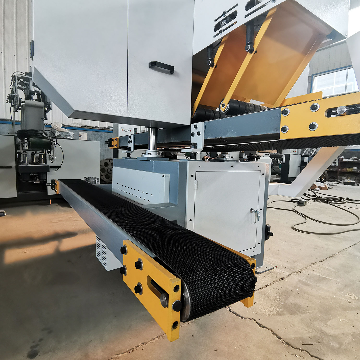 Ленточная пила по дереву горизонтальная автоматическая для бревен