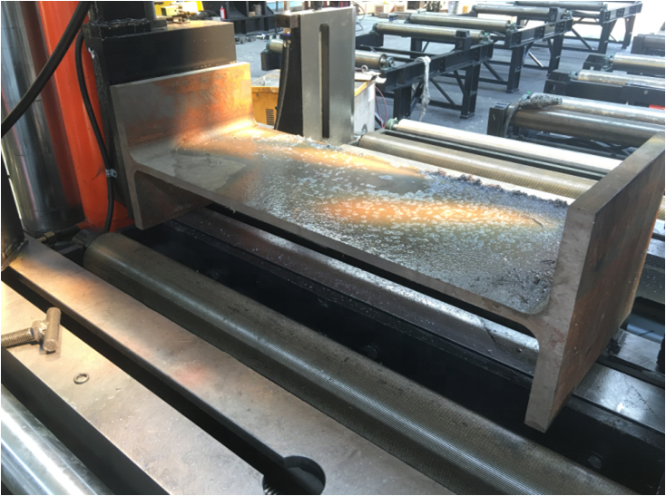 Ленточная пила по металлу с полотном из быстрорежущей стали