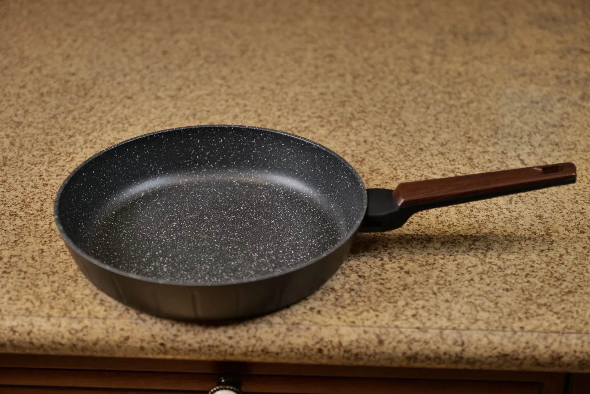 Kitchen Appliance Easy to Clean Cooking Skillet Frying Pan with Induction Bottom