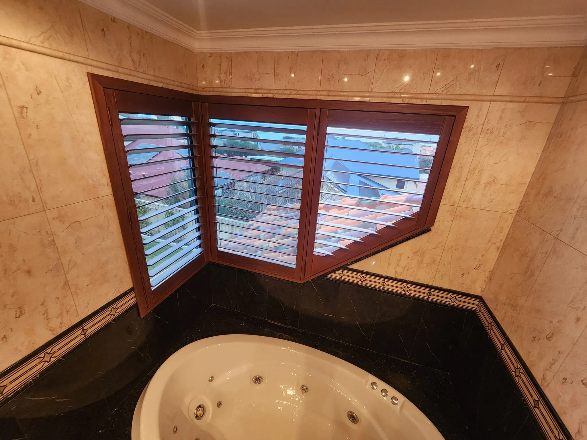 Factory Supply Special Shape Elegant Wooden Plantation Window Shutters