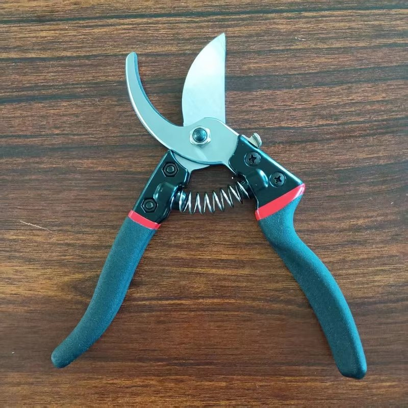 Профессиональные секаторы для обрезки веток