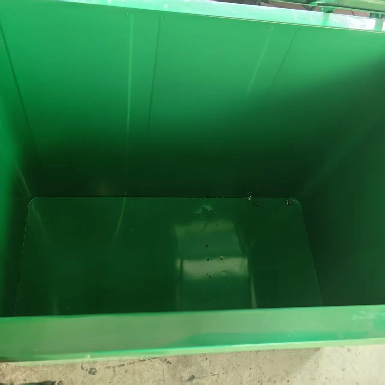 Металлическая урна 660L для эффективного сбора мусора