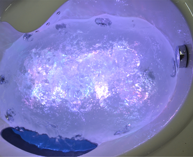 Угловая ванна с гидромассажем и ТВ