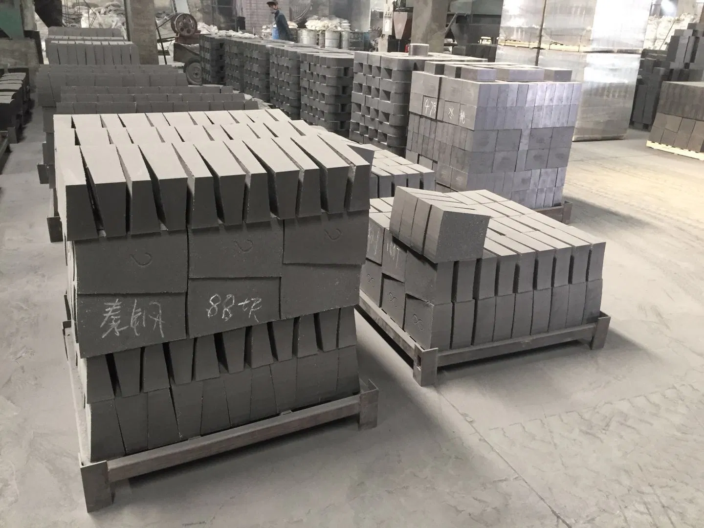 Огнеупорные магнезиально-углеродистые кирпичи для сталеразливочного ковша