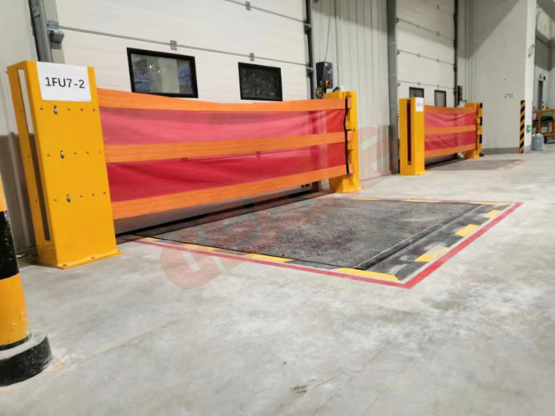 China Factory Price Supplier New Design Retractable Safe Traffic Road Guardrail