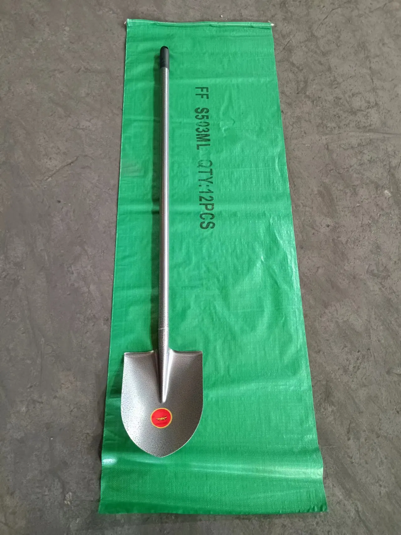 Widened and Thickened Snow Shovels for Quick and Labor-Saving Snow and Ice Removal in Winter.