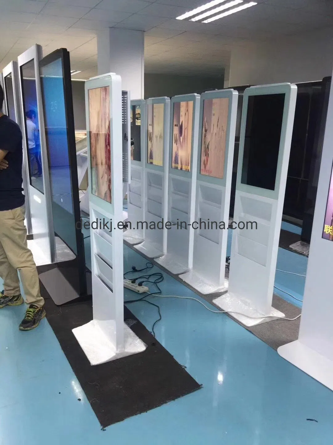 32 / 43 Inch Indoor Wall Mount &amp; Freestanding Touchscreen LCD Display