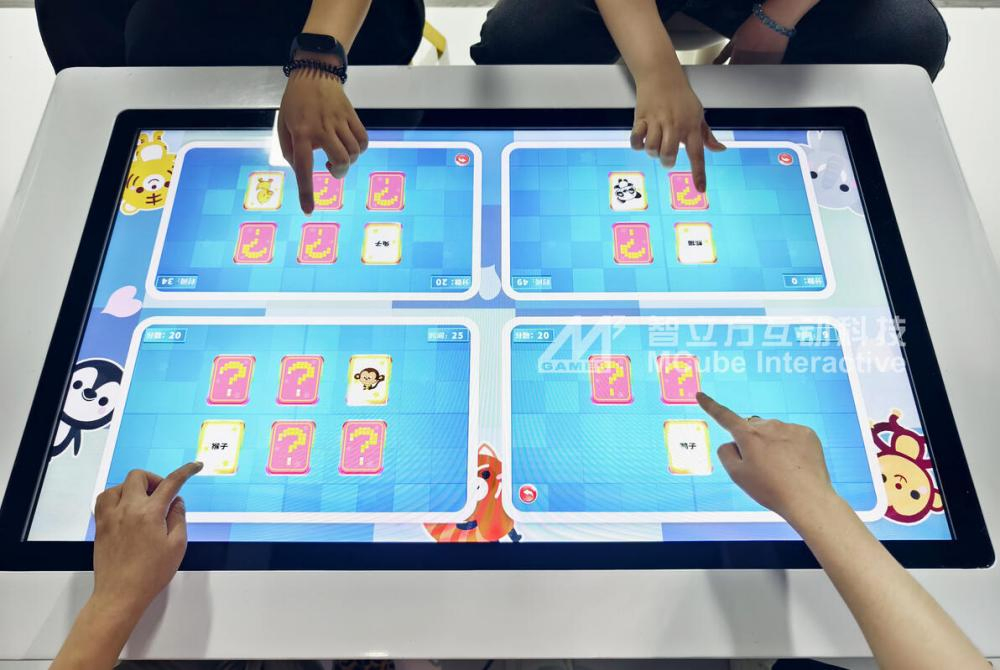 Versatile Capacitive Windows 32 Inch Children's Interactive Customized Touch Table