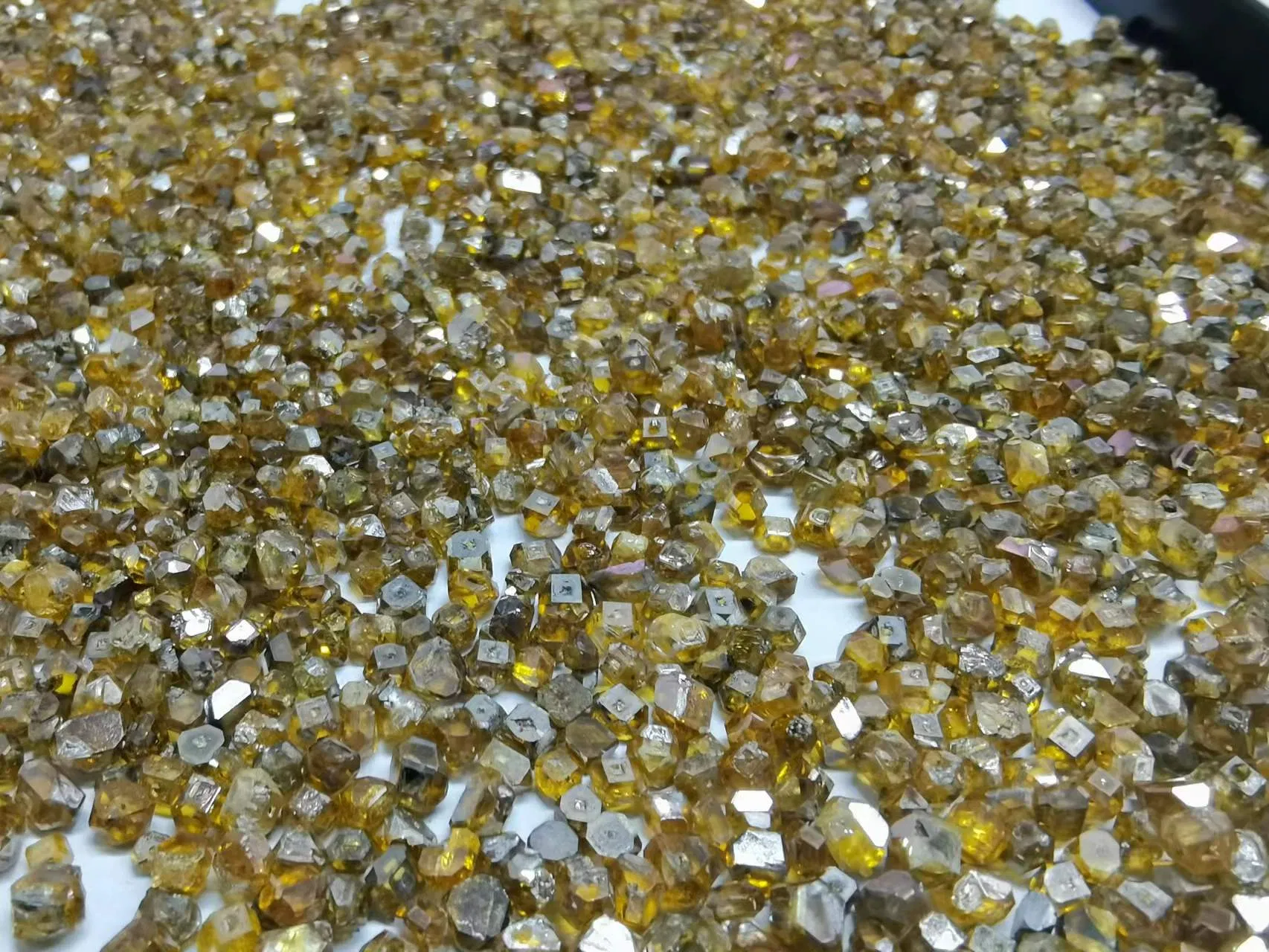 Cheap Price Low Grade Yellow Rough Hpht Diamond for Tools