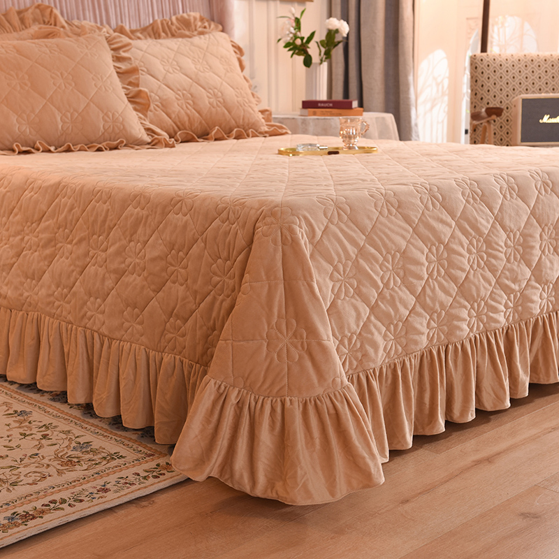 Luxury Top Selling Velvet Embroidery Bed Cover Bedding Set