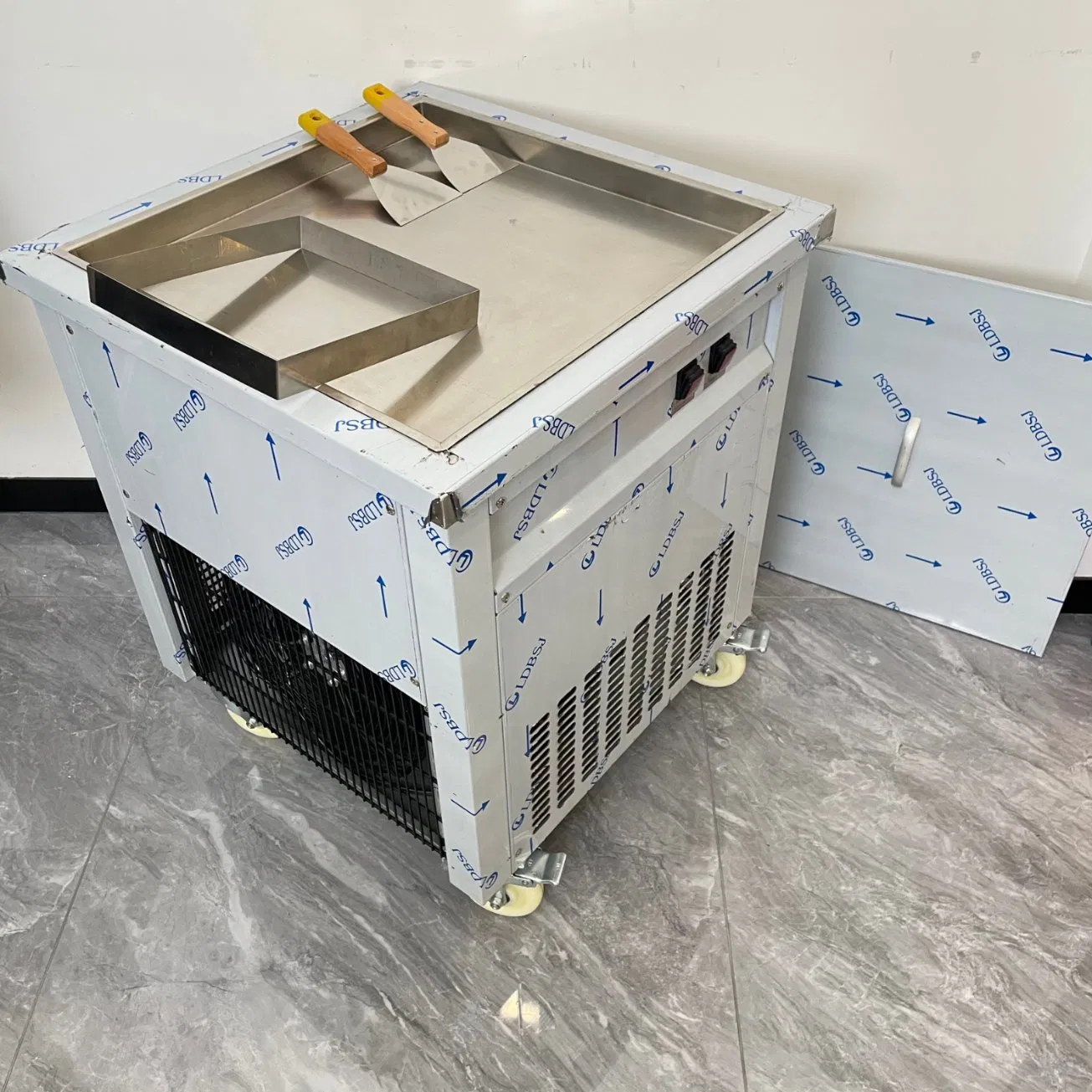2000W High Performance Fried Ice Cream Machine Rolled Ice Machine (LJS2050AF-220V50Hz)