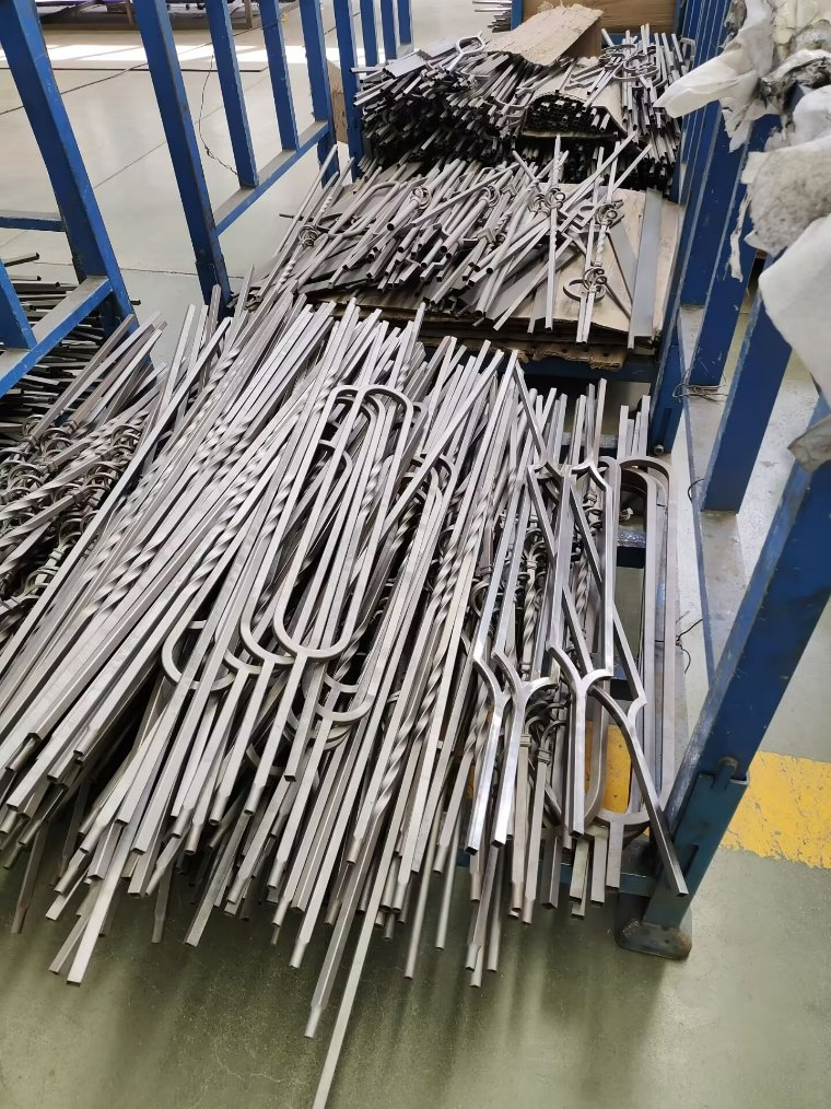 Hot Selling Modern Style Hollow Square Black Stair Black Metal Stair Spindles