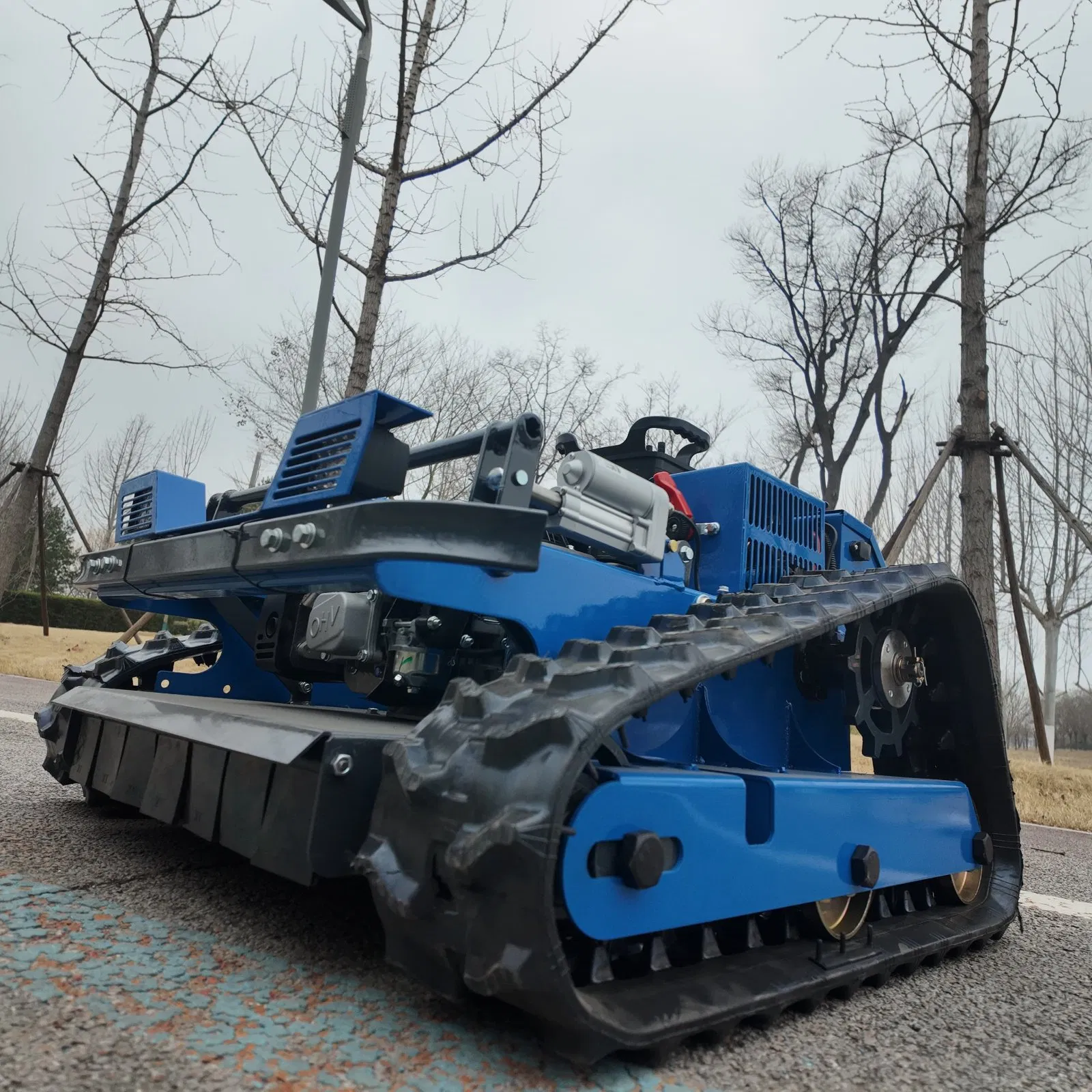 Самоходная газонокосилка-робот на гусеницах с пультом ДУ