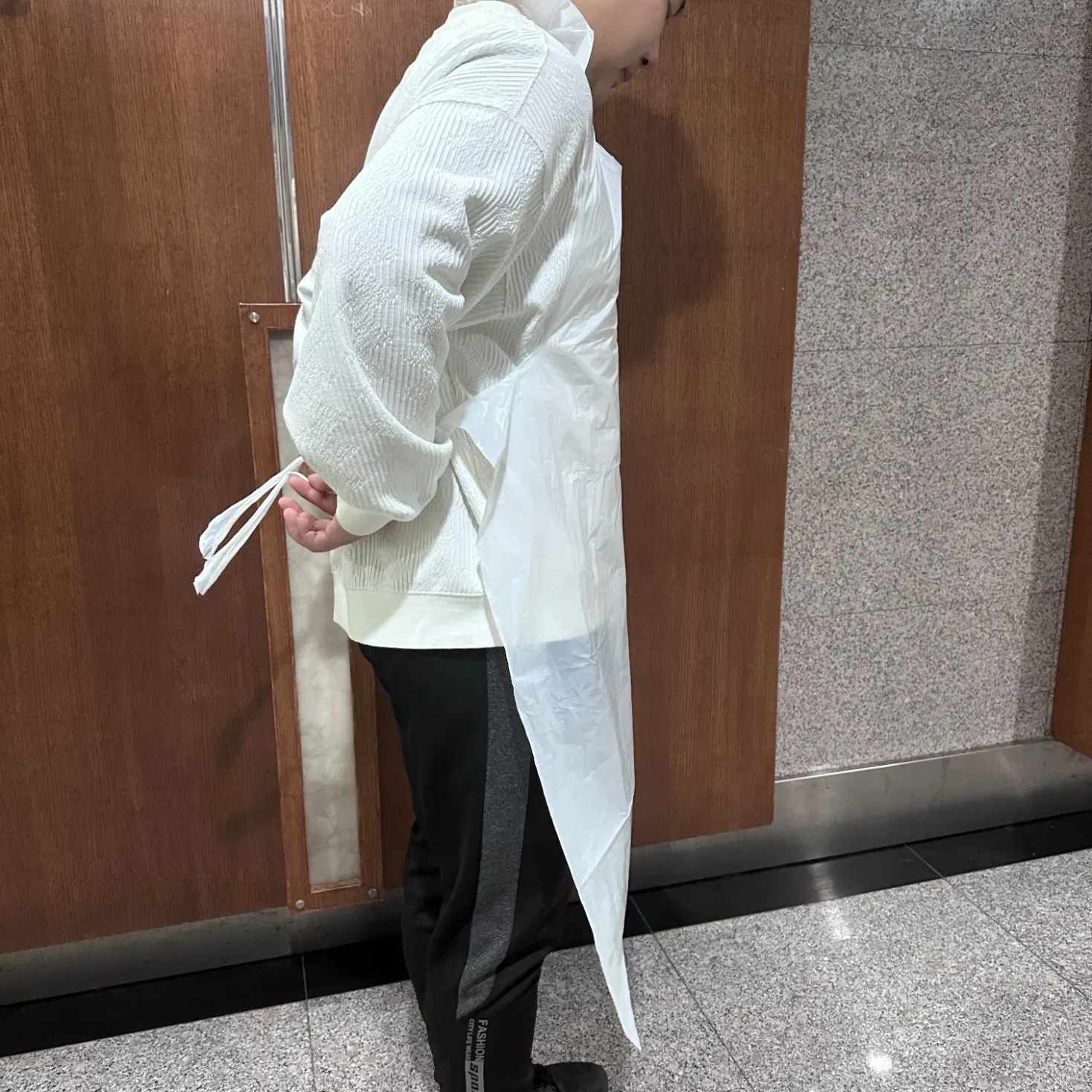 Disposable Plastic Aprons - Waterproof & Oil-Proof Protection for Work & Home