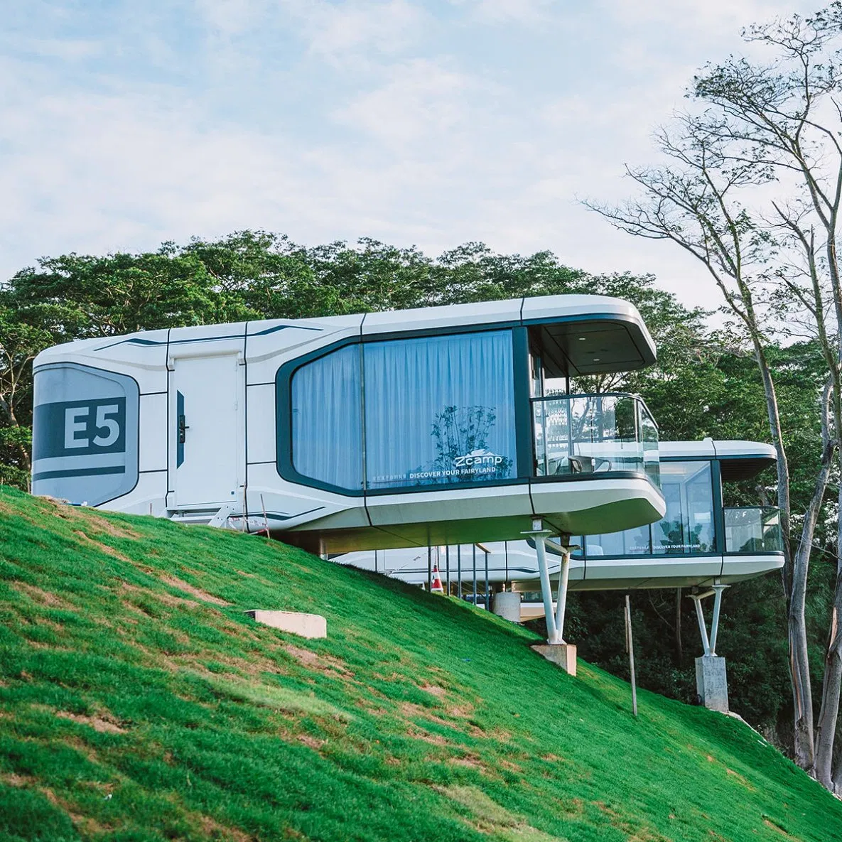 Space Capsule Featuring Electrochromic Glass for Instant Privacy in Modern Capsule Hotel or Dynamic Capsule House