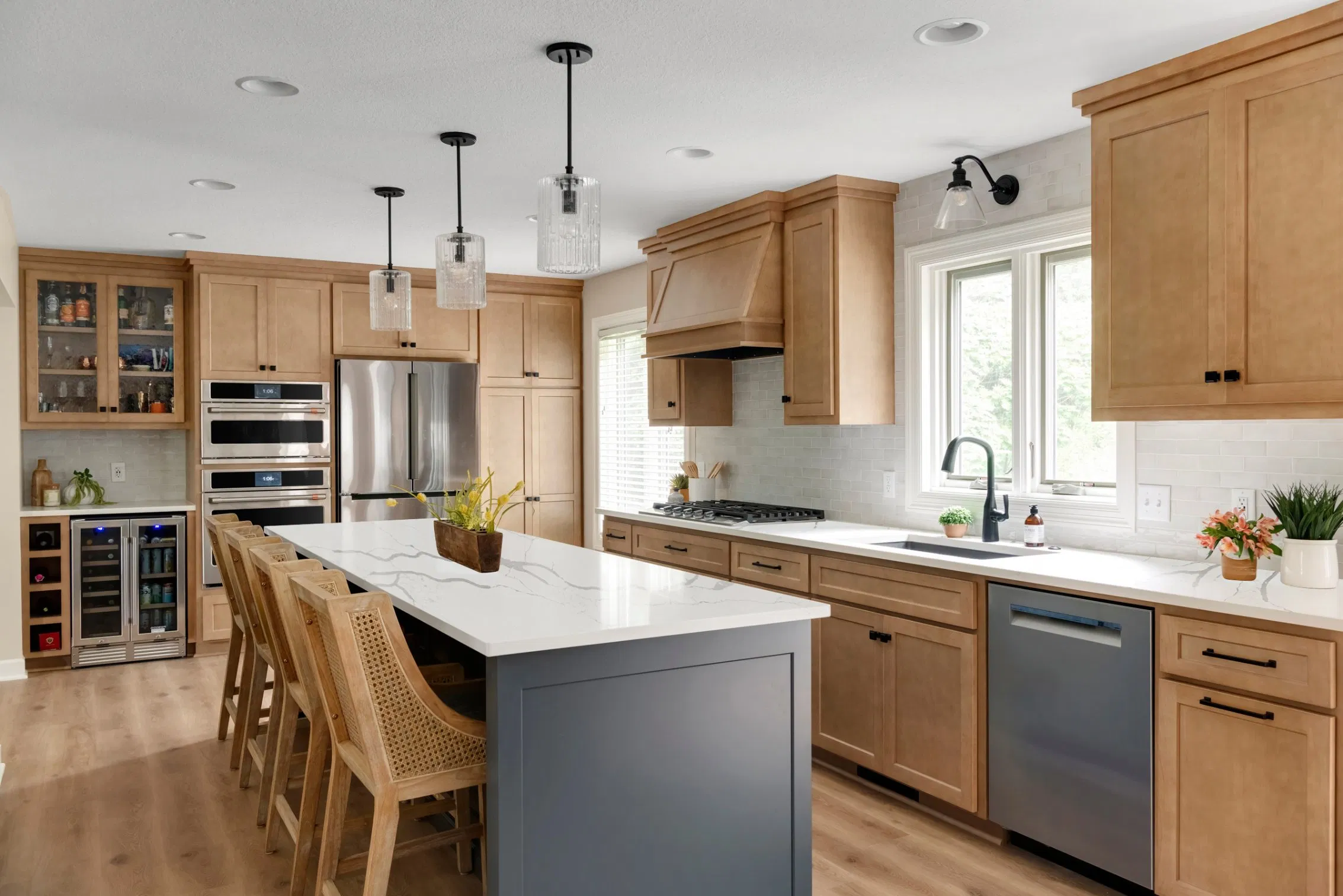 20mm/30mm Thick Kitchen Countertop Calacatta Quartz Stone in Stock