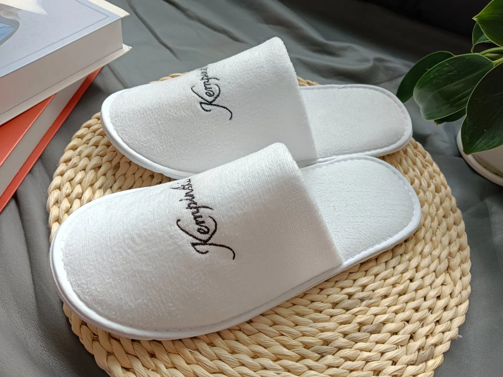 Shiney Poly Velour Disposable Plush Slippers Embroidery Eco-Friendly Indoor Washable Bathroom Polyeaster Cheap EVA Hotel Slippers Wholesale Nap SPA Slippers