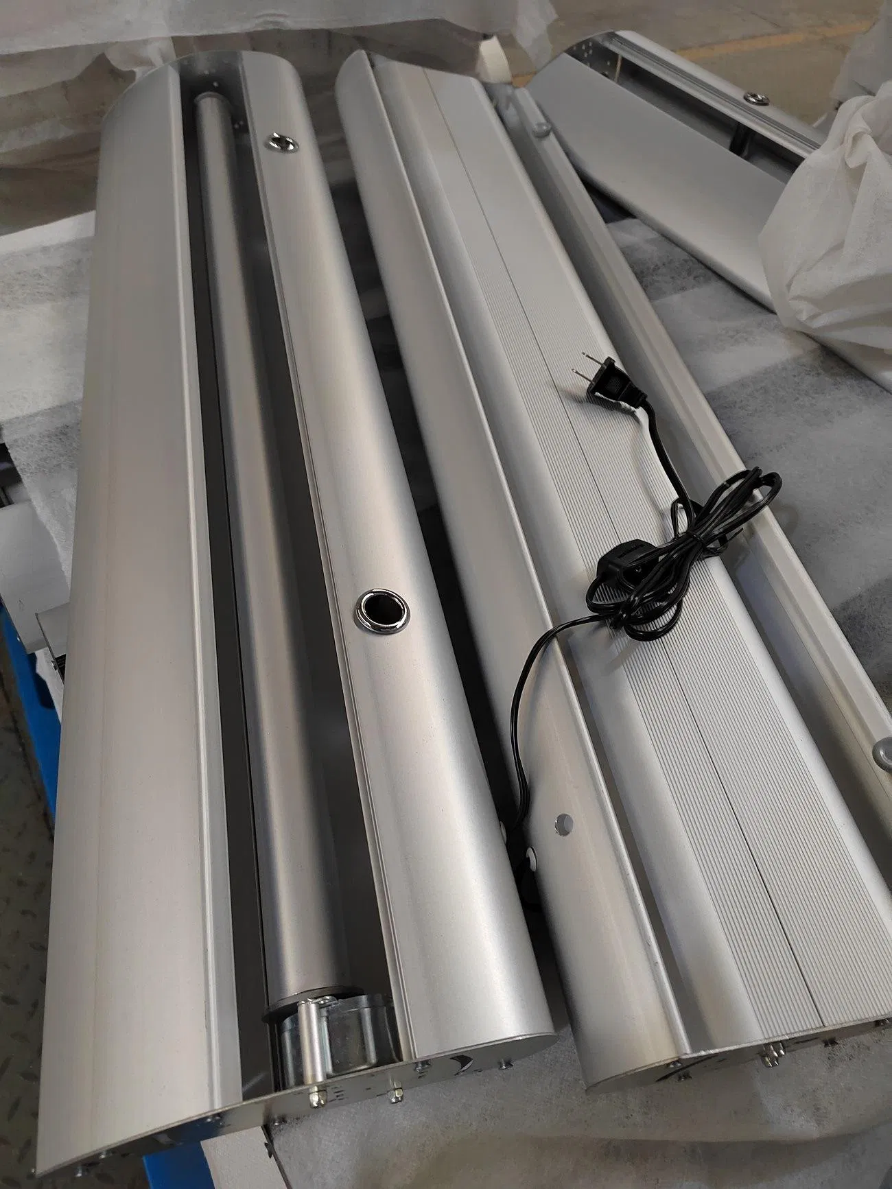 Outdoor Scrolling Aluminum Roll up Electric Banner Display Stand Retractable Banner for Advertising