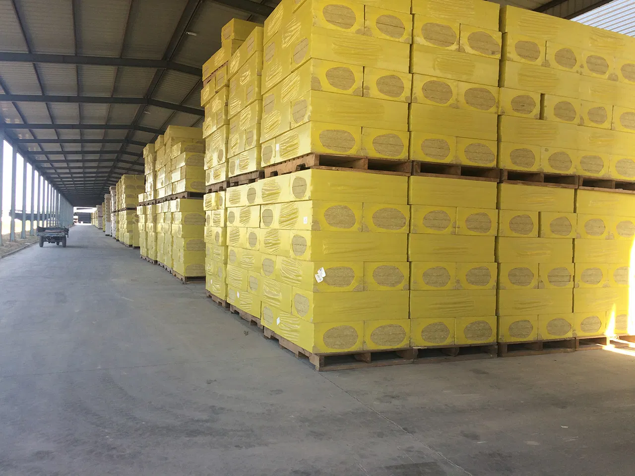 High-Temperature Resistant Refractory Insulating Roof Sheet Insulation Sheet Sandwich Panel Color Steel Mineral Wool Pipe Rock Wool Board with Aluminum Foil