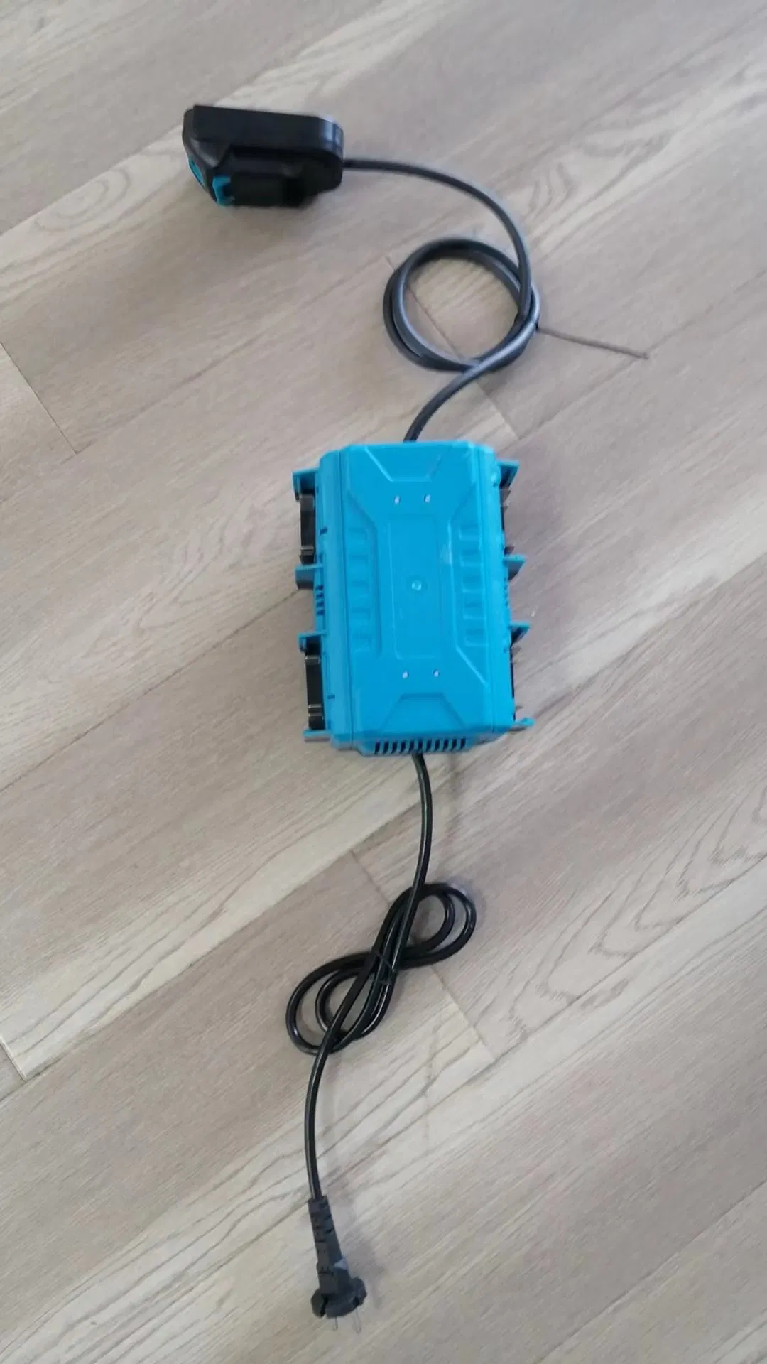 Enhance Concrete Work with Cordless Handy Vibrator - 700W, 20V, 3800rpm