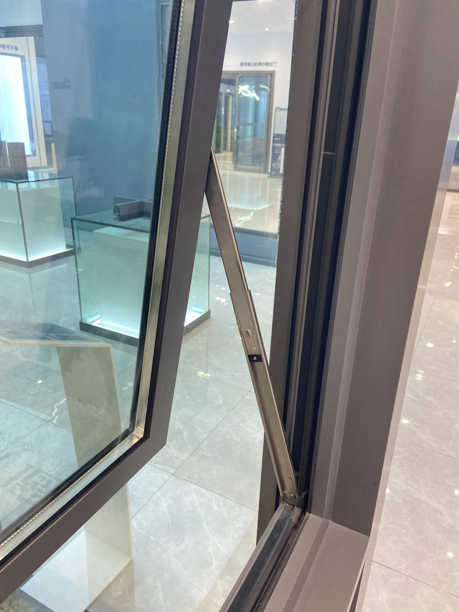 Алюминиевое окно-маркиза с двойным остеклением