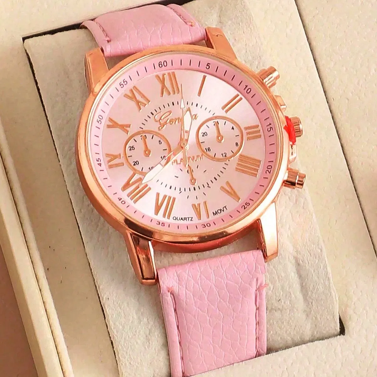 Elegant and Fashionable Women's Watch with a Pink Leather Strap and a Four-Leaf Clover Jewelry Set.