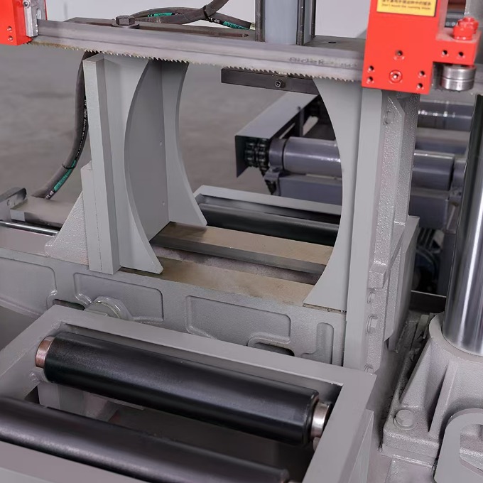 Пила ленточная горизонтальная по металлу с ручным натяжением