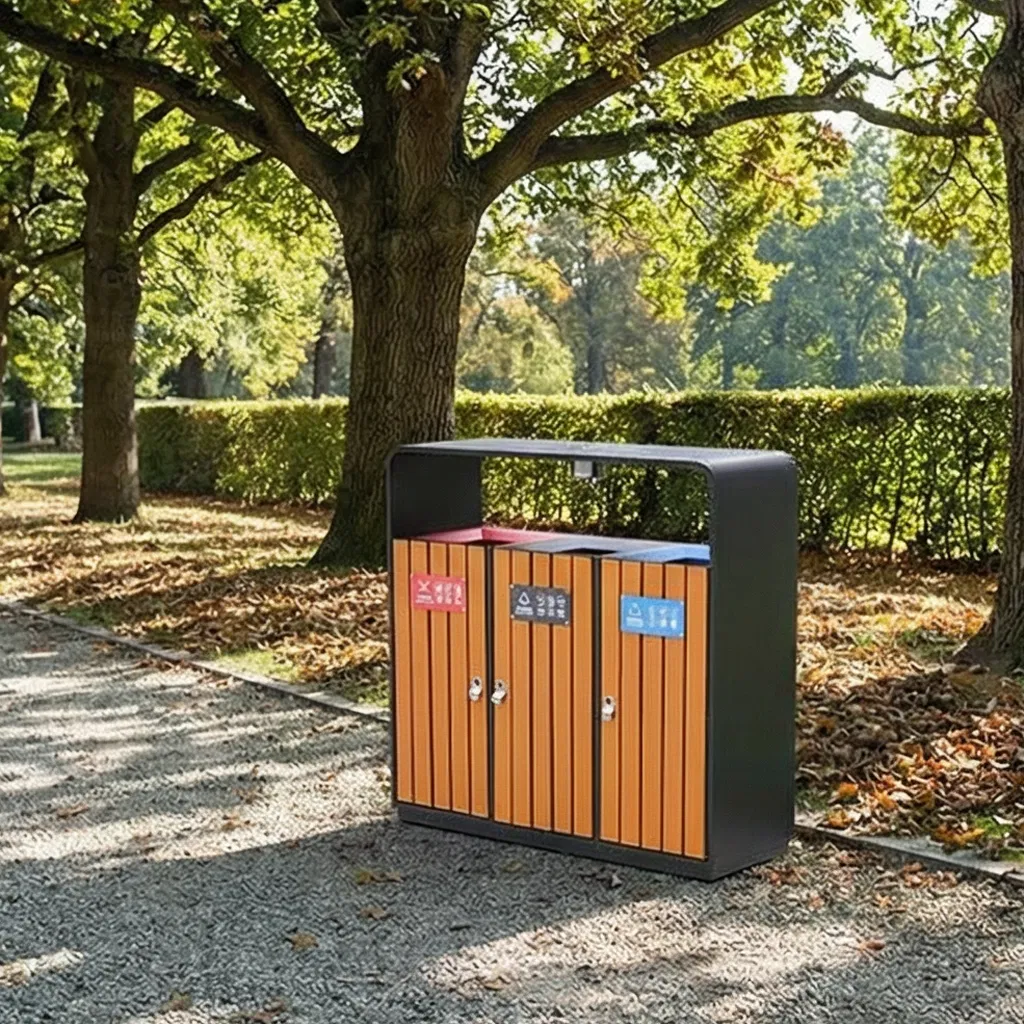 Уличный трёхсекционный мусорный бак для раздельного сбора