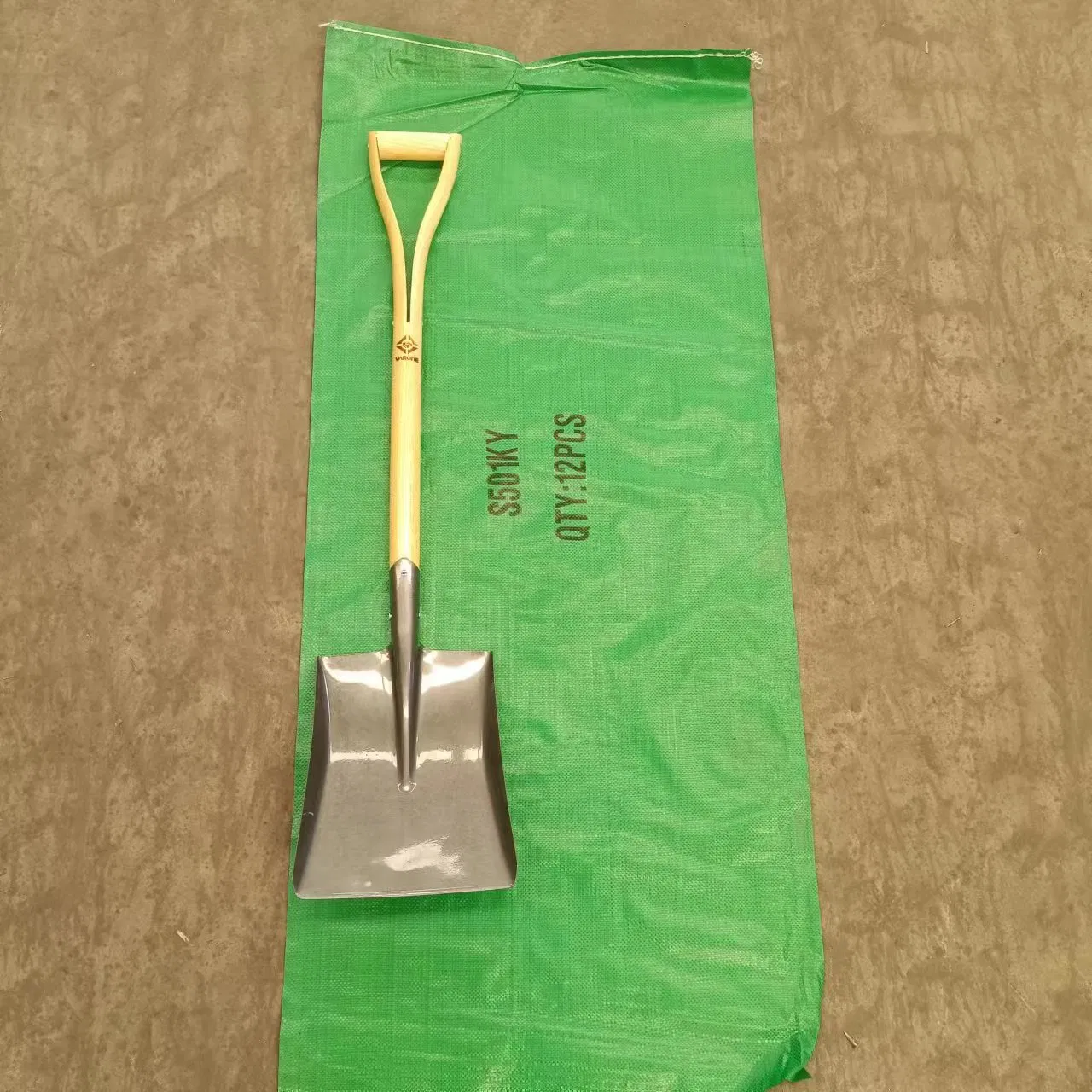 Widened and Thickened Snow Shovels for Quick and Labor-Saving Snow and Ice Removal in Winter.