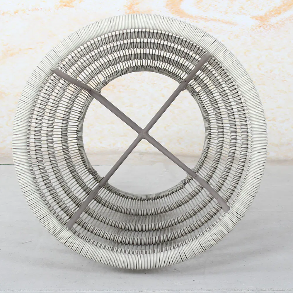 Белая плетёная мусорная корзина на колёсах