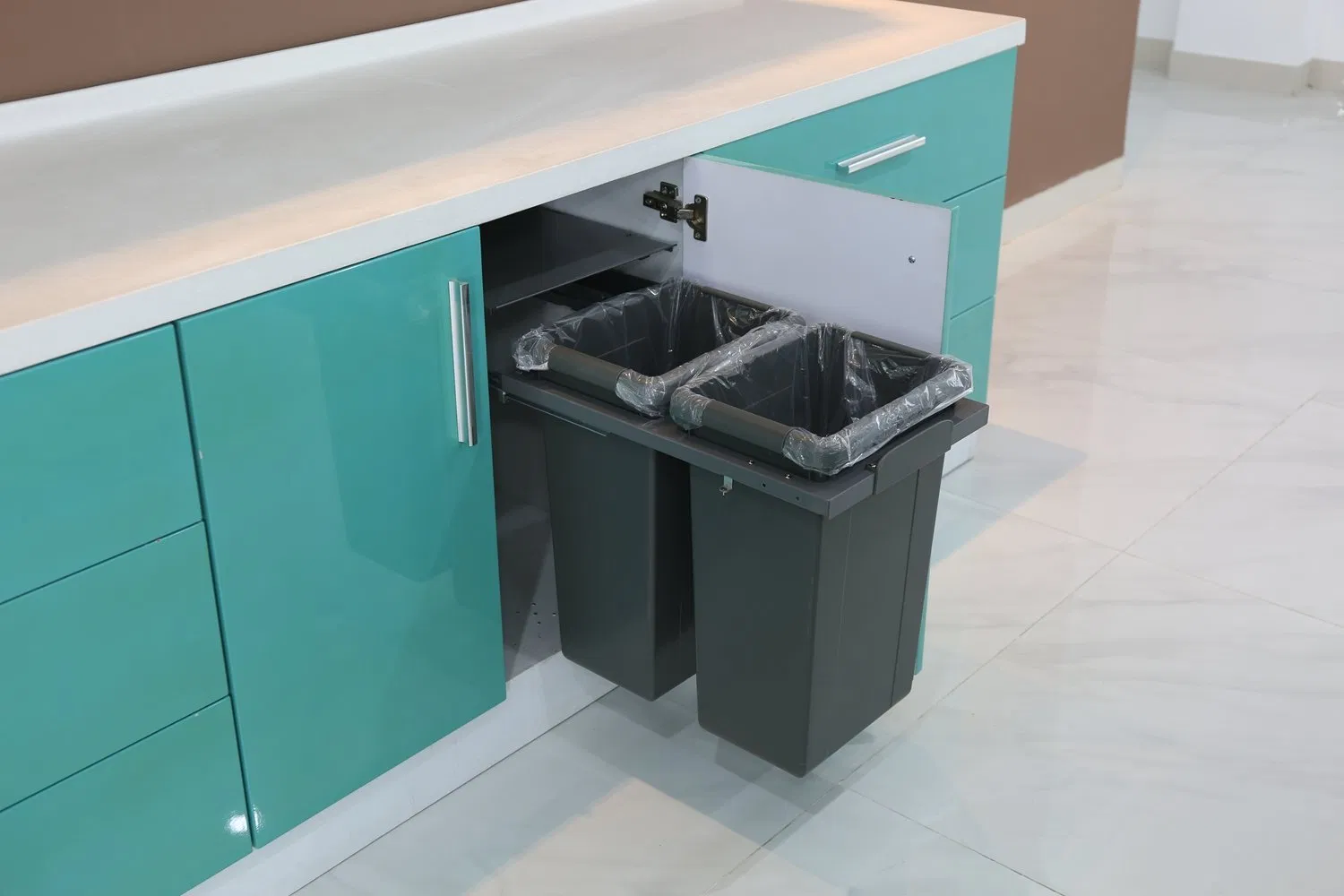 Встроенная выдвижная урна для кухни Tekey