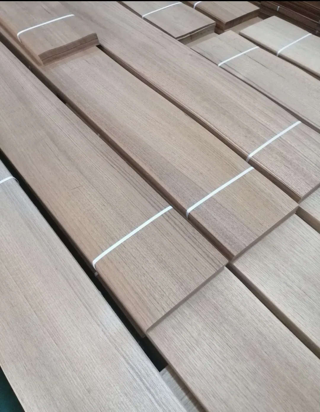 China Professional Supplier 0.6mm Sliced Sawn Top Layer Lamella / Europen Oak / American Walnut Veneer Lamella Floor for Engineered Flooring