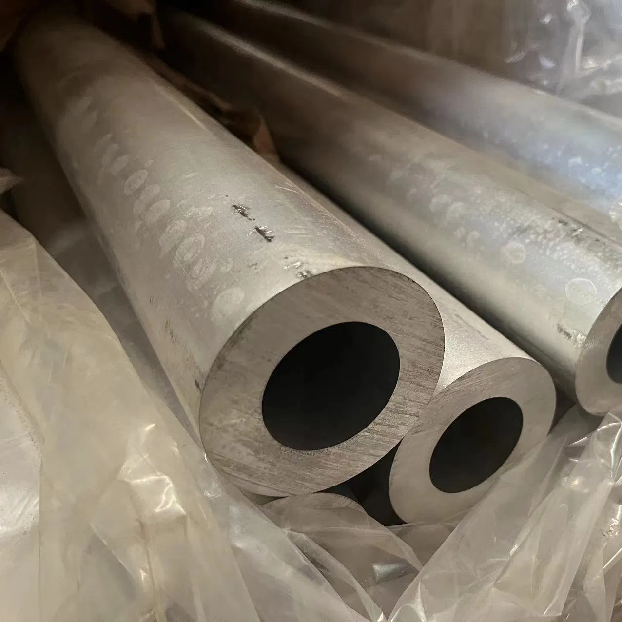 Seamless ASTM 6063 6082 6000 Series T5 T6 Round Shape Customized Thickness 6061 6063 2024 7075 Aluminum Tube