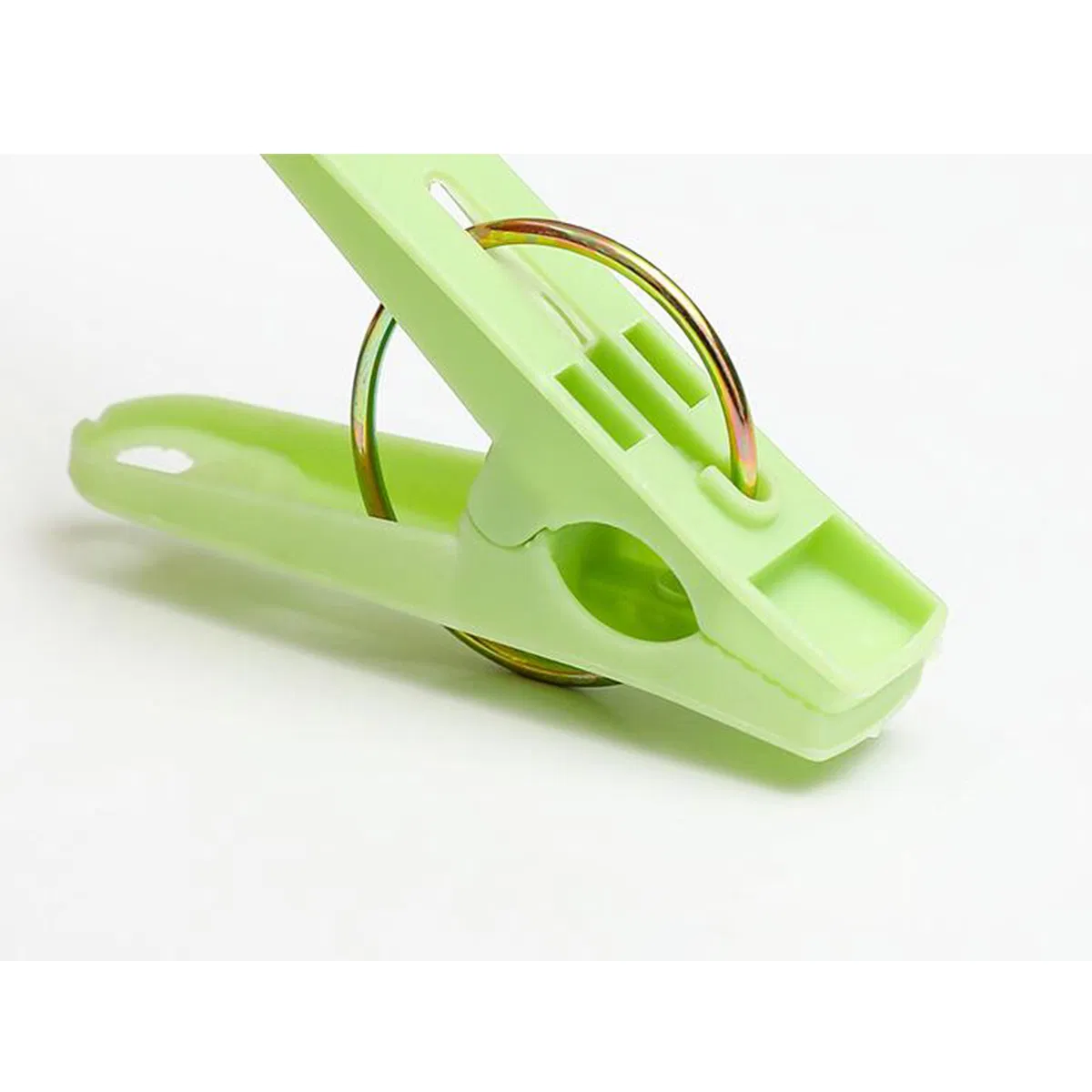 Wholesale Low Prices Colorful Plastic Heavy Duty Laundry Air-Drying Non Slip Clothes Hanger Storage Clamp Pins Clips Peg