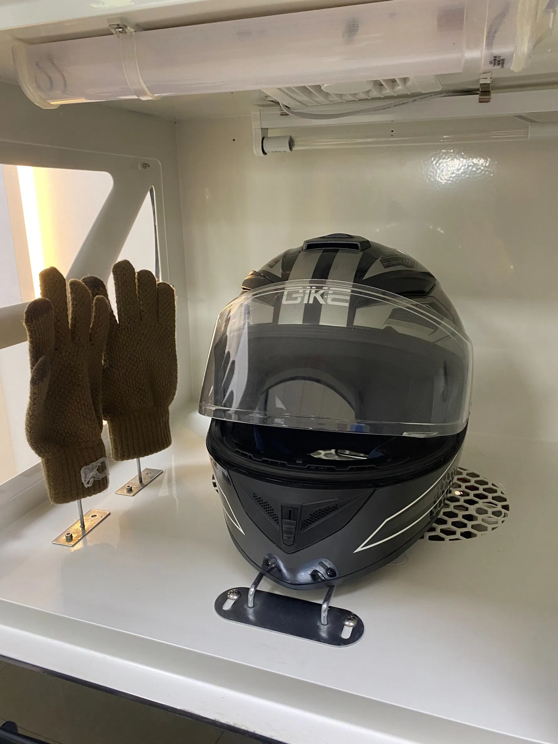 Customized Touch Screen Automated Helmet Hygiene Kiosk for High Traffic Machine Helmet Cleaning Machine
