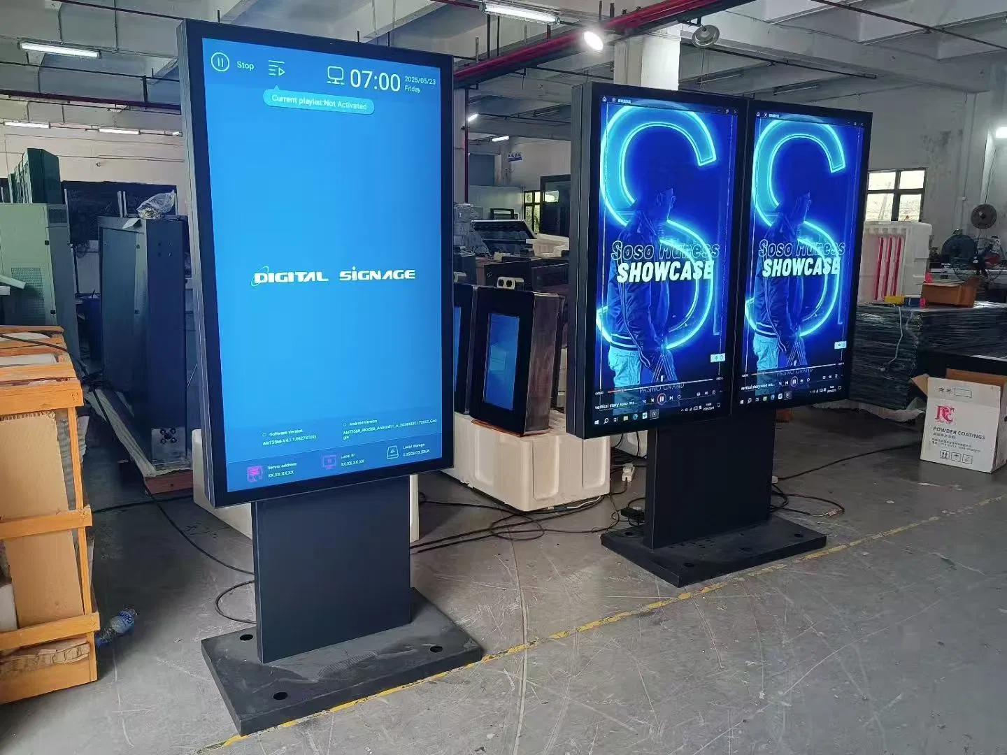 Уличный сенсорный монитор Stele в портретном формате