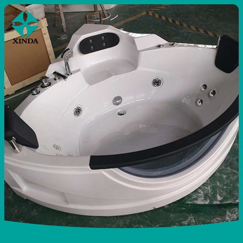 Угловая акриловая ванна с гидромассажем