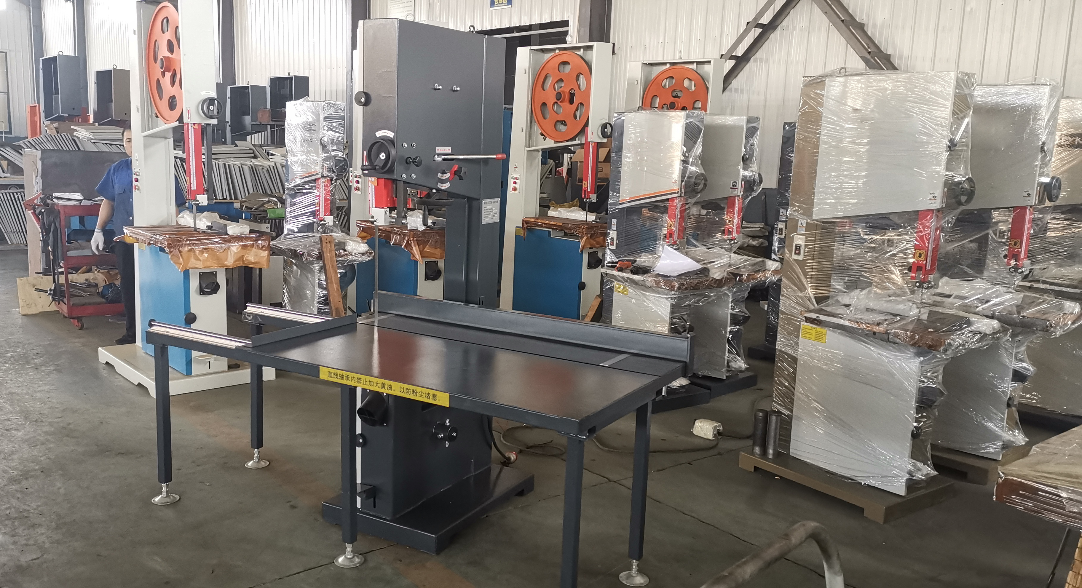 Станок пильный с выдвижным столом