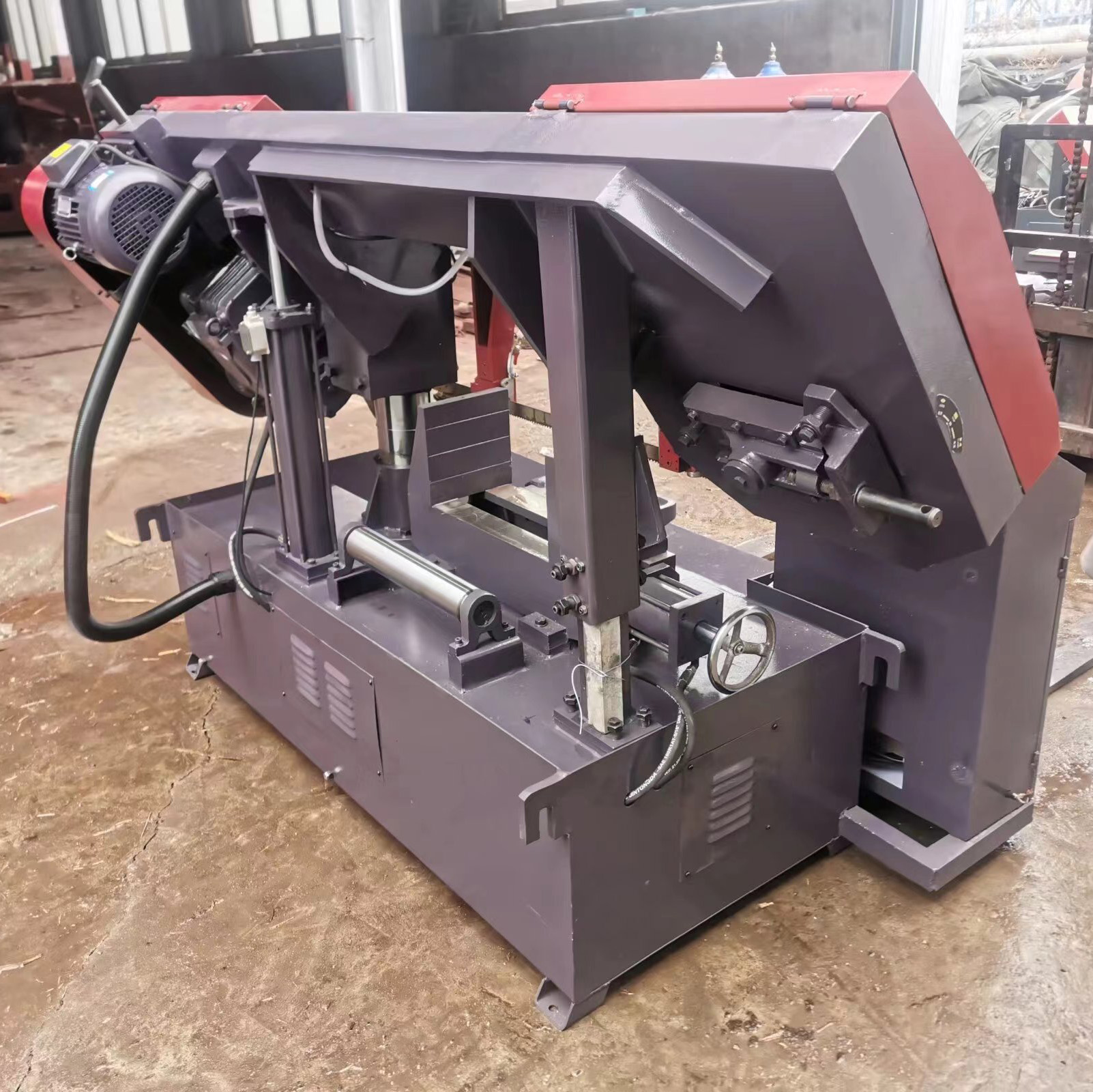 Ленточная пила по металлу с регулировкой скорости автоматическая