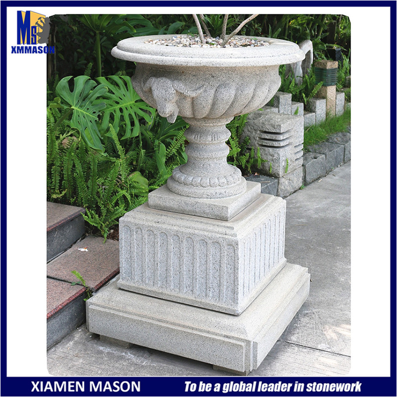 Кашпо из гранита в древнеримском стиле