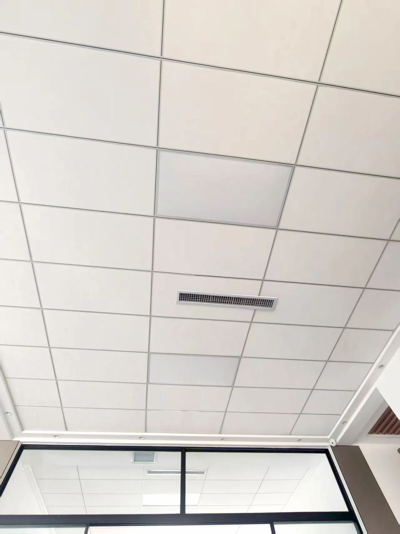 China Factory 90-140kg/M3 Density High Nrc Fiberglass Acoustic Ceiling Tiles for Suspended Ceiling System