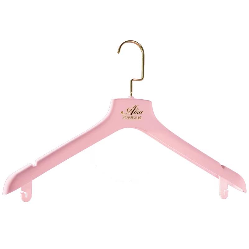 Розовые бархатные вешалки для одежды с логотипом