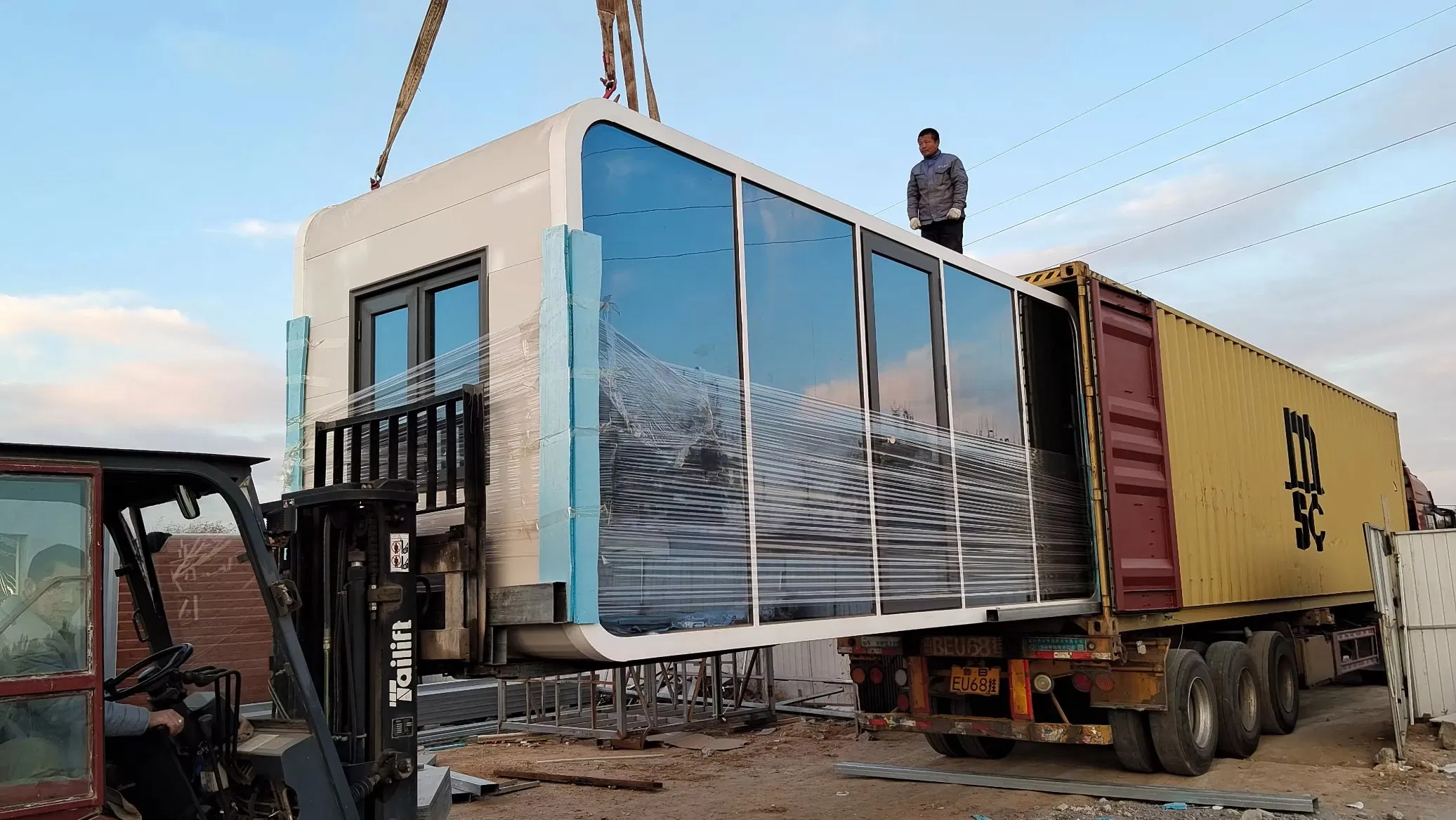 20FT 40FT Mobile Prefab Apple Cabin Pod Homes Ready Made House Mobile Home Space Capsule Living Container House
