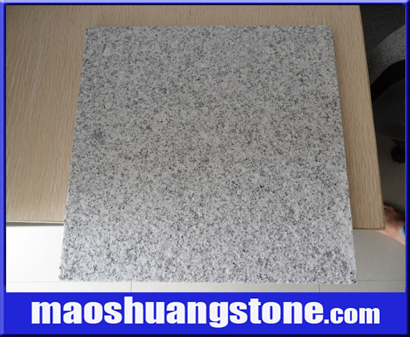 Chinese Grey and White Flamed Bush-Hammered Granite Floor Tile