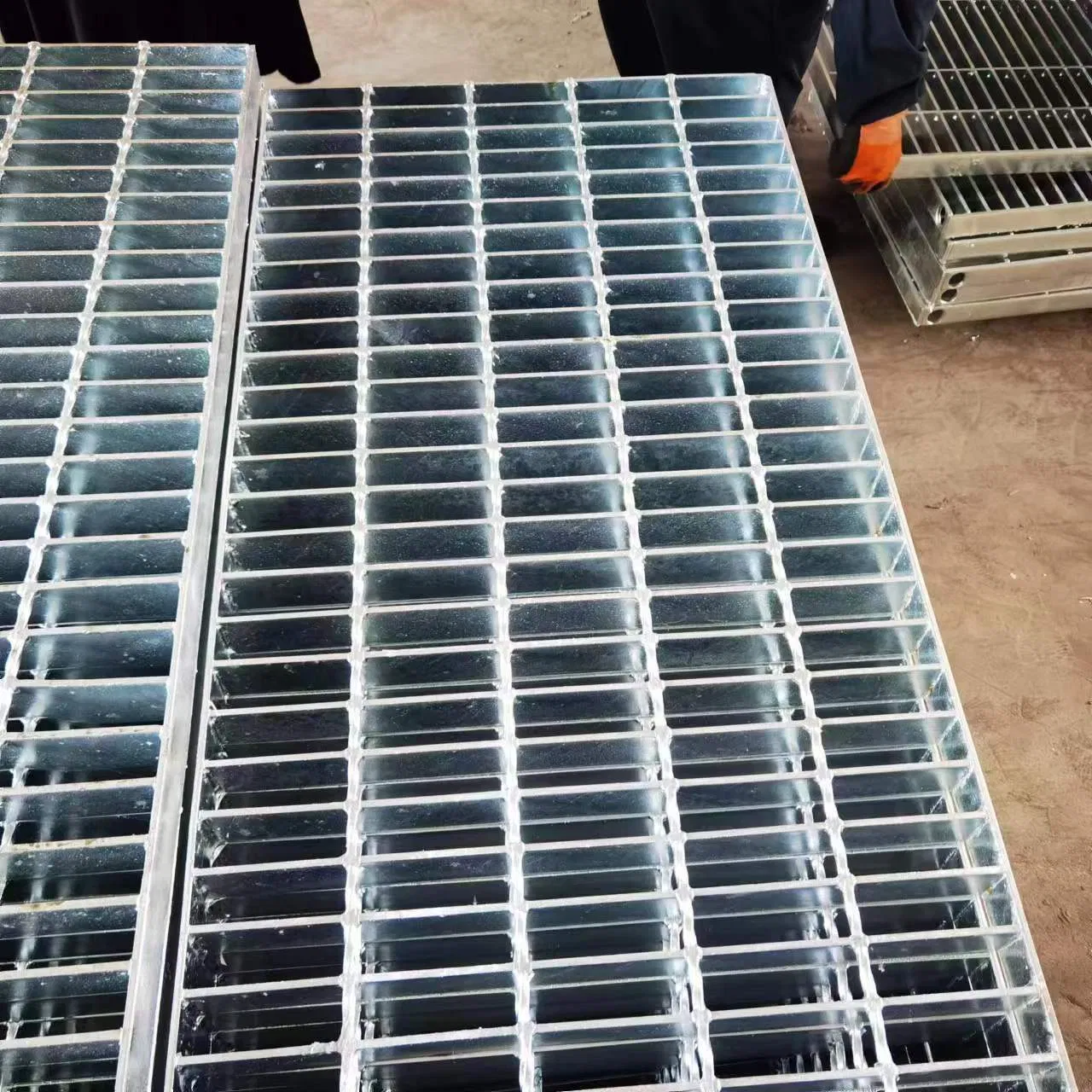 Hot DIP Galvanized Zinc Coated Industrial Heavy Duty Steel Grating with High Quality and Fast Delivery