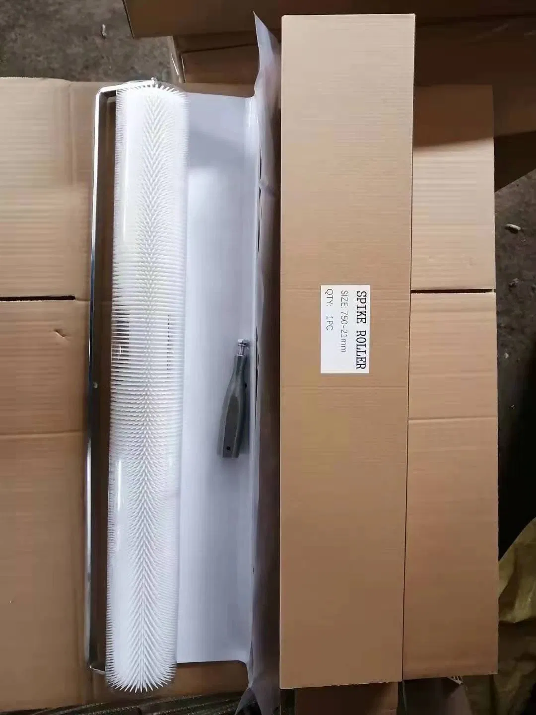 Spiked Screeding Compound Roller Remove Bubble Smooth Level Screed Surface Flooring Latex Self Levelling Spiked Compound Screed Floor Roller W/ Splash Guard