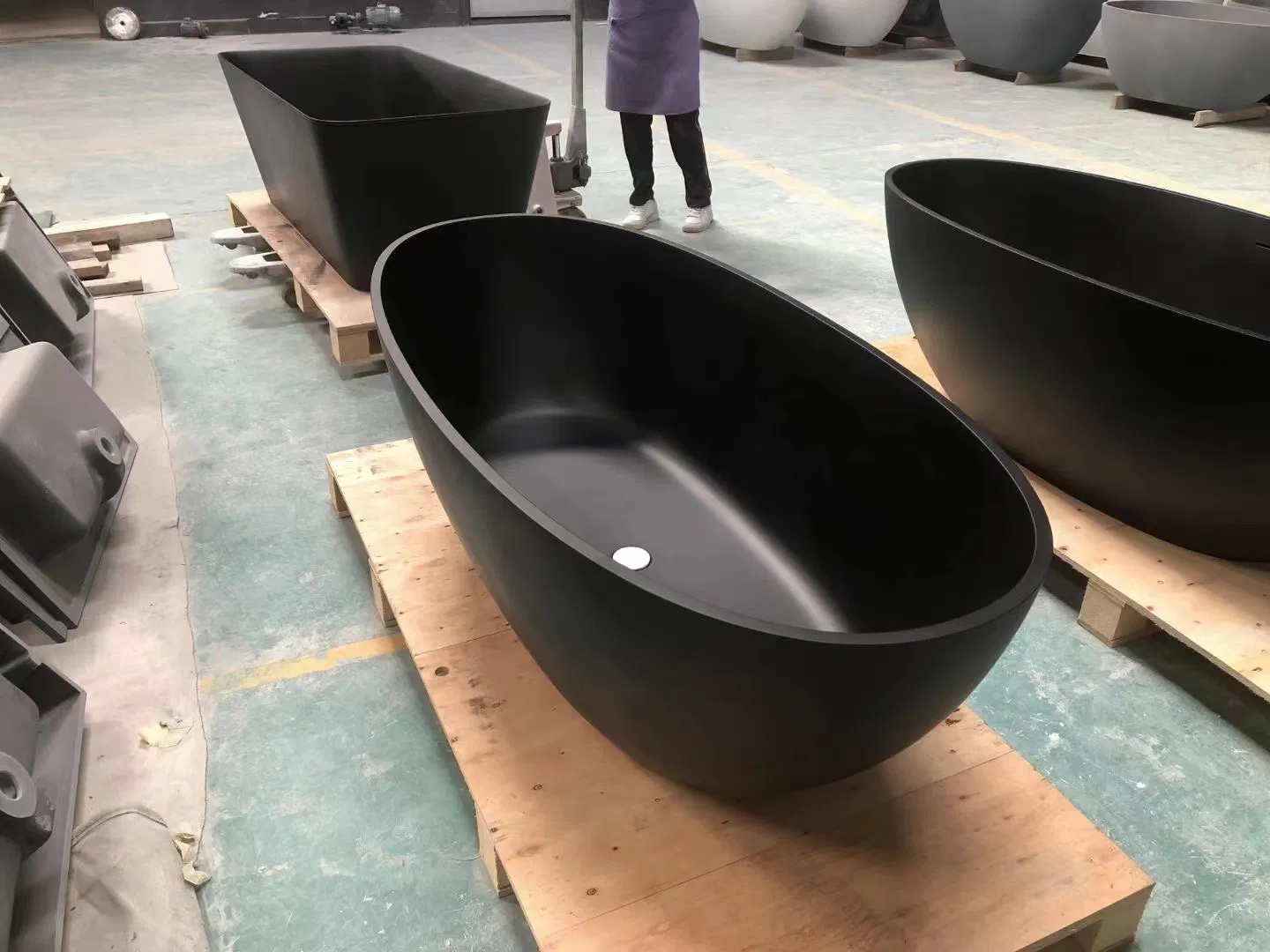 Угловая ванна из искусственного камня, черная, с гидромассажем