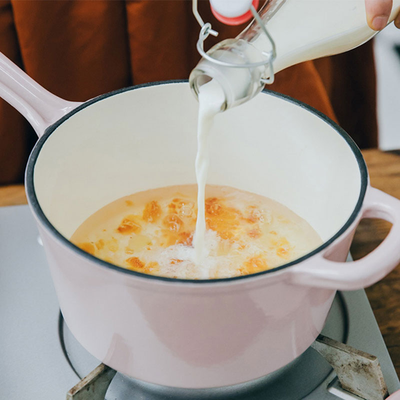 Hot Sale High-Quality Kitchen Camp Small Saucepan Cast Iron Enamel Milk Boiling Saucepan with Lid